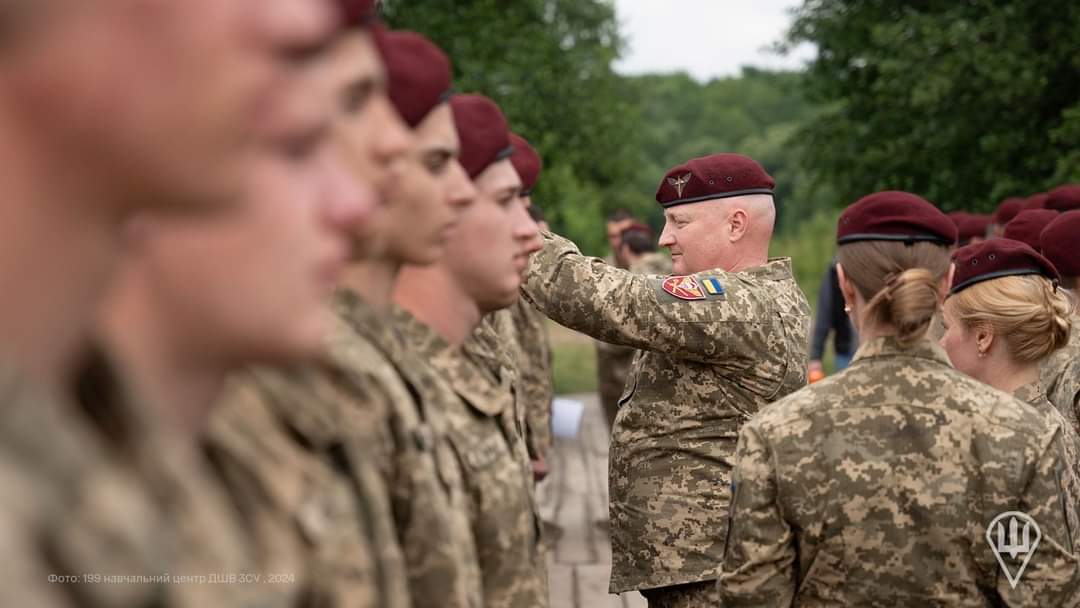 Future Airborne Officers Take the Parachutist Oath
