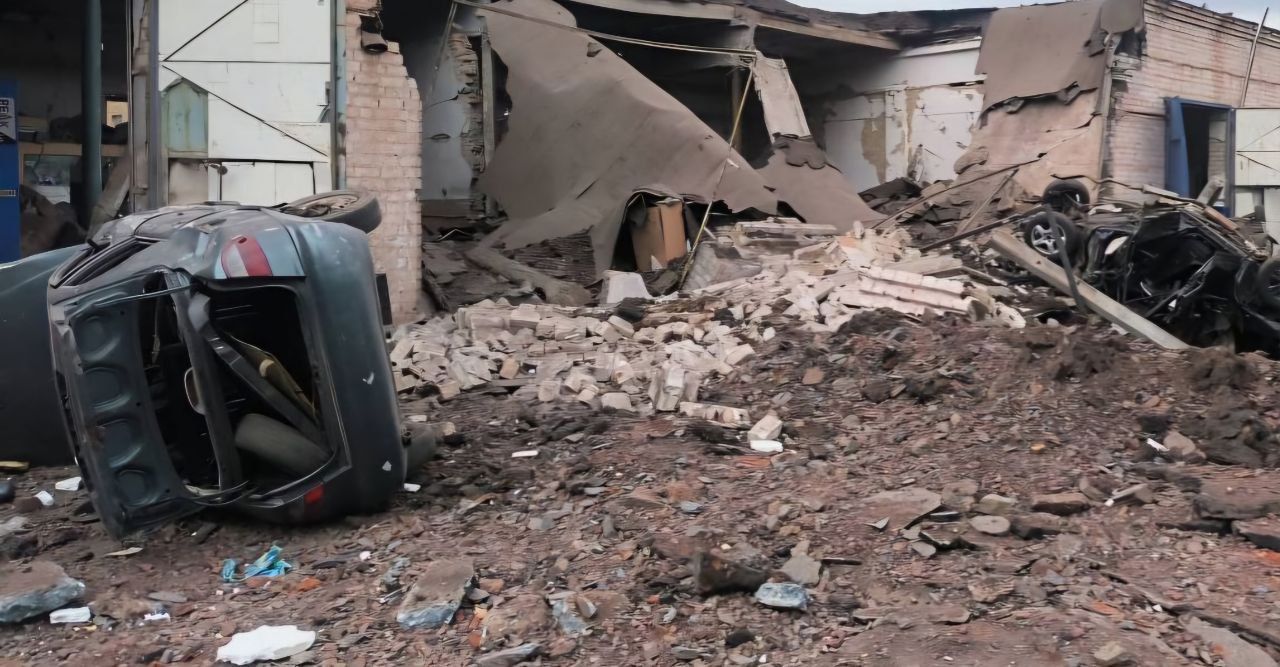 Russian forces injure 8 in Kryvyi Rih, city mourns hotel attack victims.