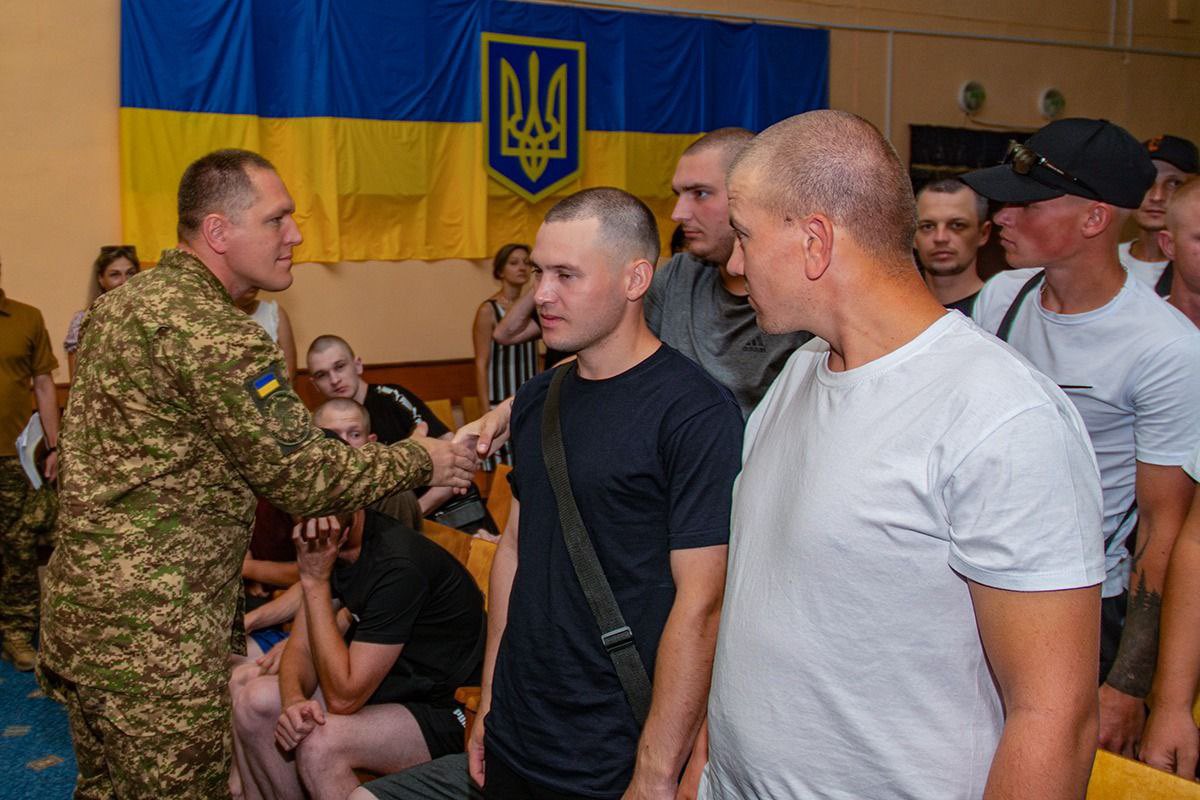 National Guard commander meets soldiers returned from captivity