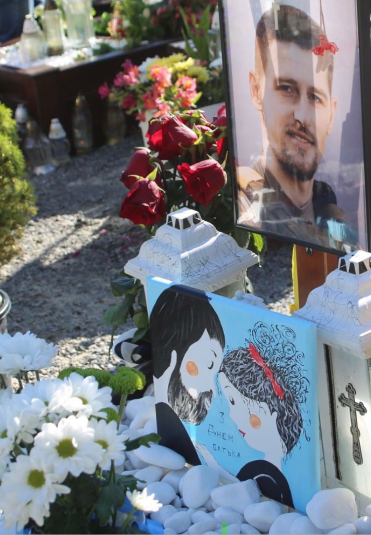 Ukrainian girl honors fallen father on Father’s Day with painted tribute