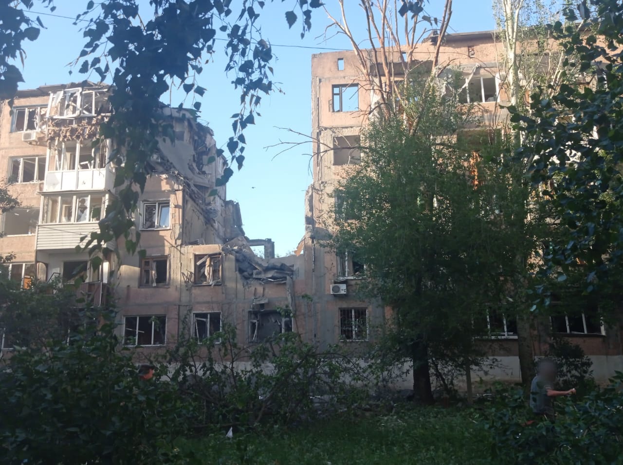 Russians hit Toretsk residential block with aerial bombs, killing 2, injuring 3