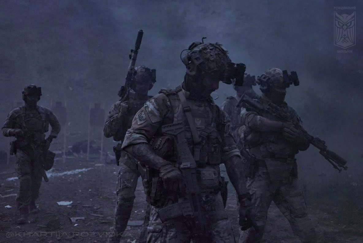 Guards special reconnaissance troops practice night raids against the enemy