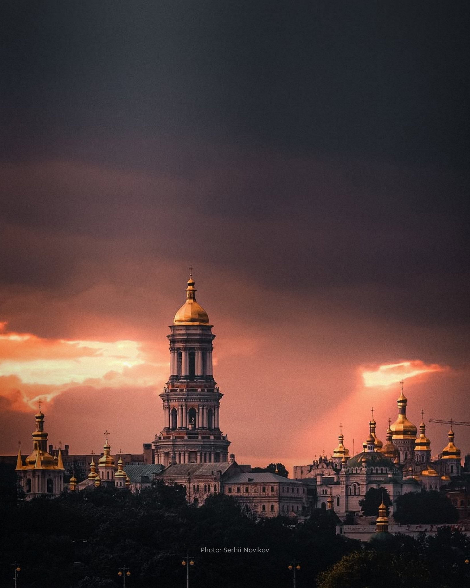 Kyiv: dusk, alarm, and unwavering will for peace and victory