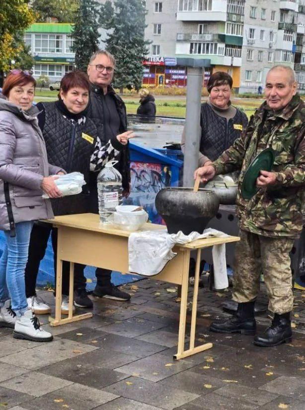 Shostka residents cook outdoors after Russian strikes