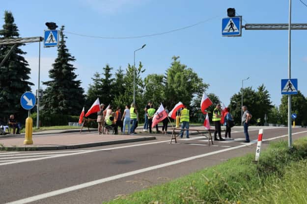 Polish farmers block road protesting new Ukraine trade route construction