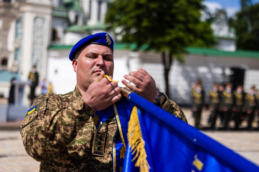 President Zelenskyy presents awards and battle flags to NGU units