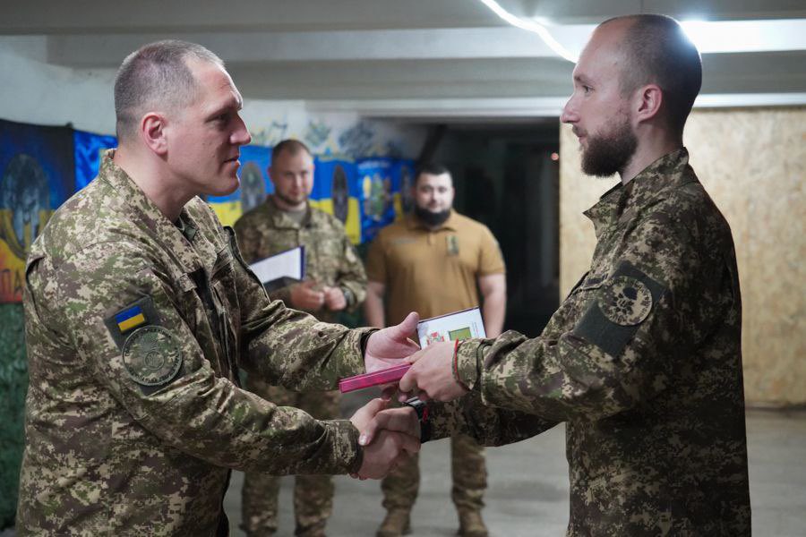 Commander of the National Guard awards soldiers for combat service