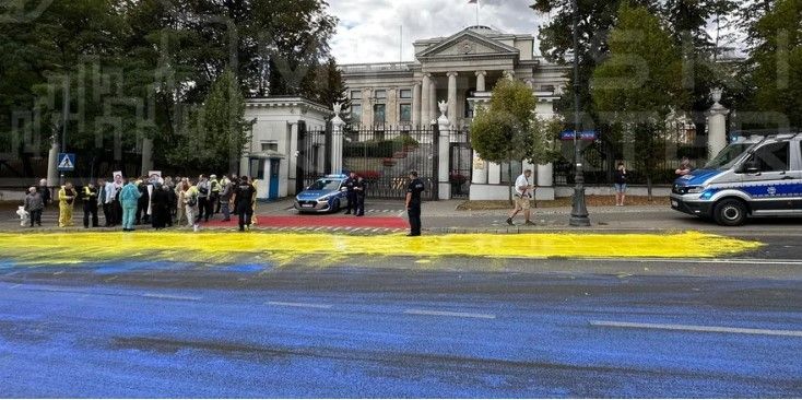 Activists paint Ukrainian flag in Warsaw protest