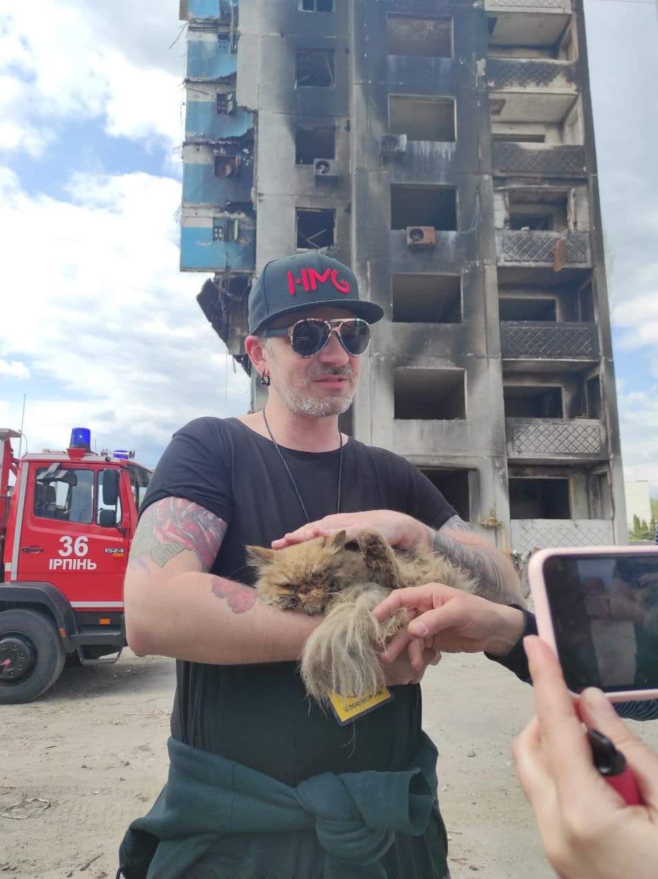 Ukrainian rescuer drives to another city to rescue cat from 7th floor