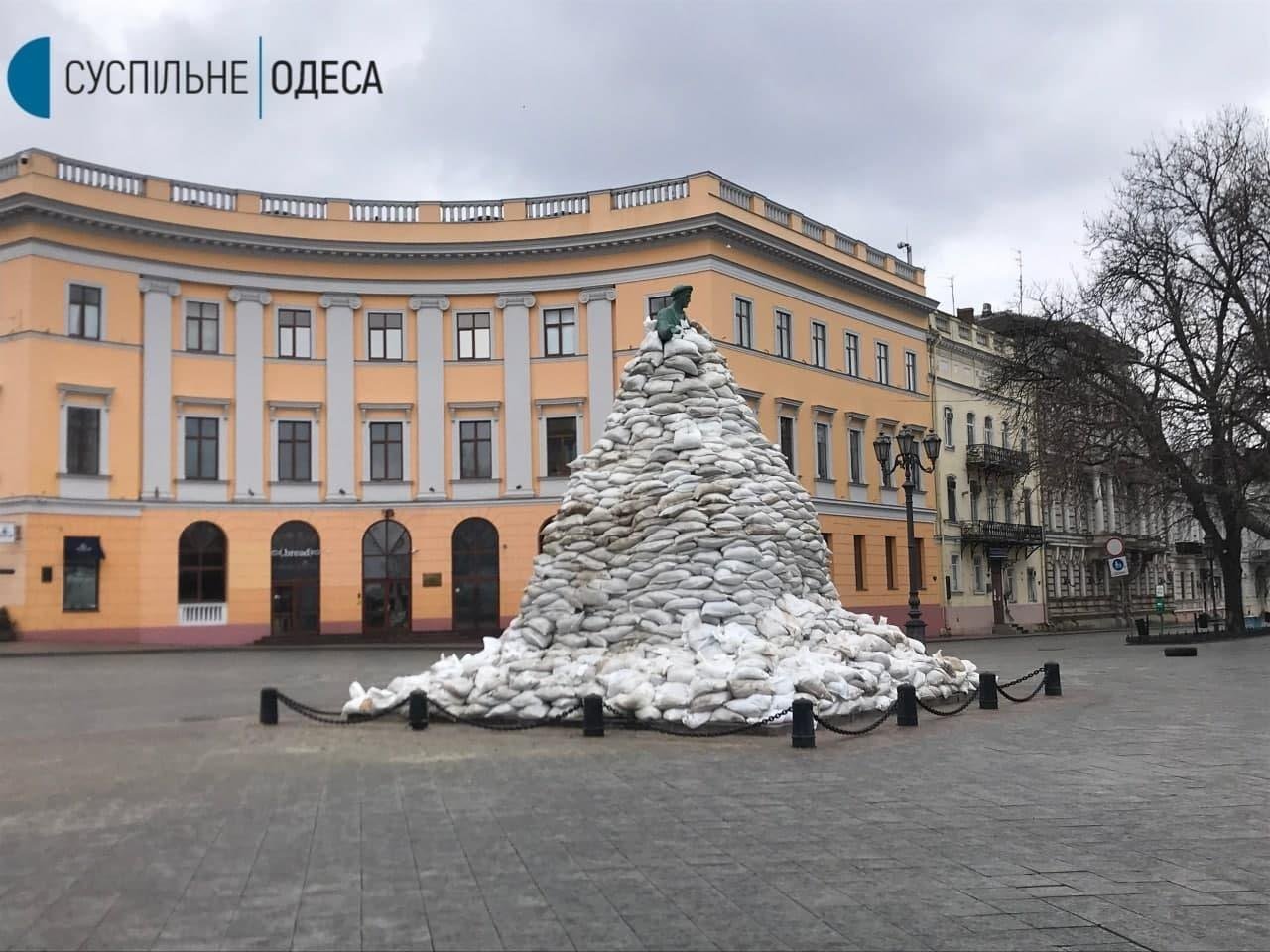 Odesa fortifies defenses and protects landmarks