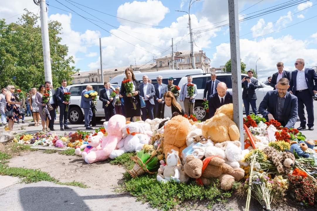 Solidarity visit to Vinnytsia after Russian bombardment (short)