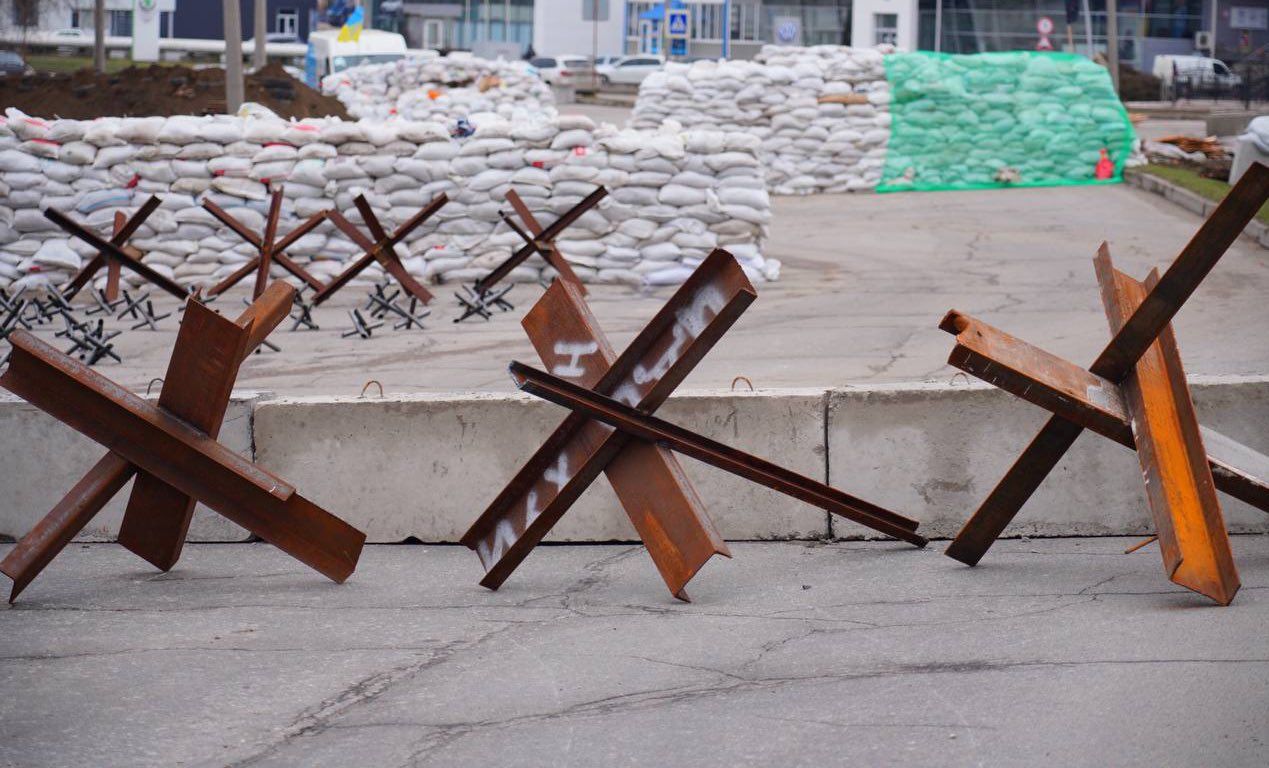 Civilians and children build defenses in Zaporizhia while Europe refuses no-fly zone