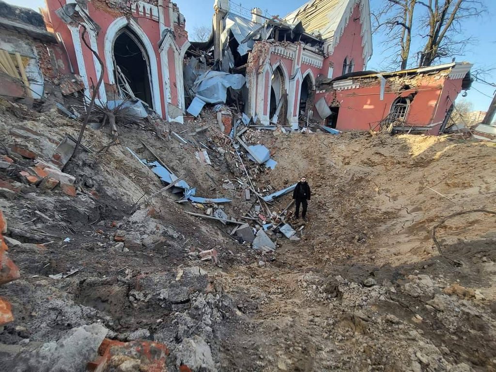 Russian 500kg bomb leaves 5-meter crater at Chernihiv library