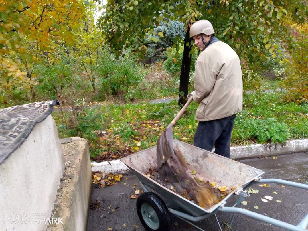 Ukrainian workers clean Avdiivka amid bombings