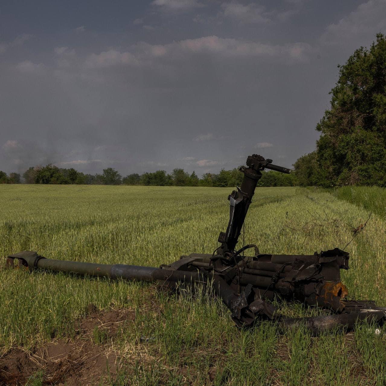 Sad farewell to an M777 howitzer lost in war, highlighting daily losses.