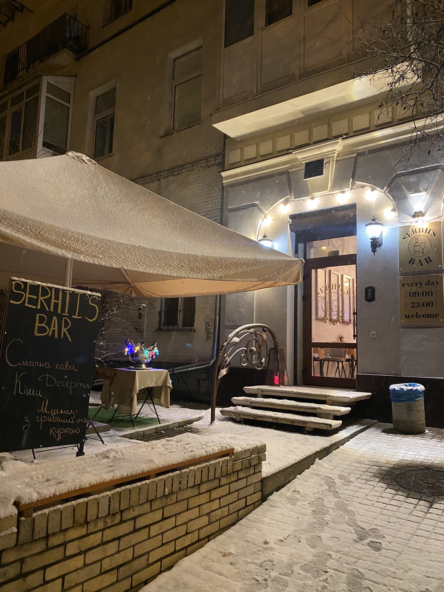 Bars open in Kyiv until 11pm curfew near restaurant