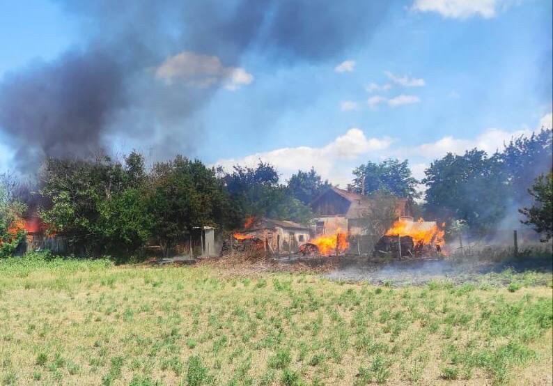 Russes bombardent maisons à Novooleksandrivka, Kherson