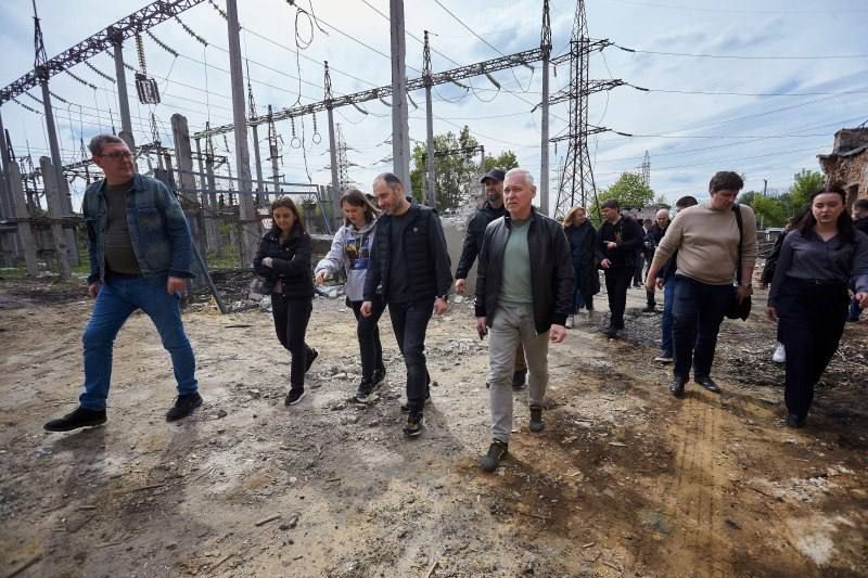 Diplomats Visit Kharkiv Amidst Russian Shelling, Near Russian Border