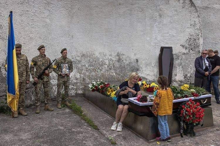 Little Dzvenyslava says goodbye to her father