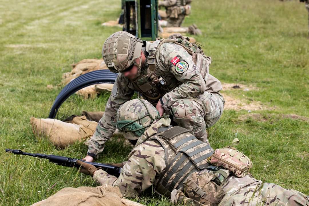 Ukrainian troops train with personal weapons in UK