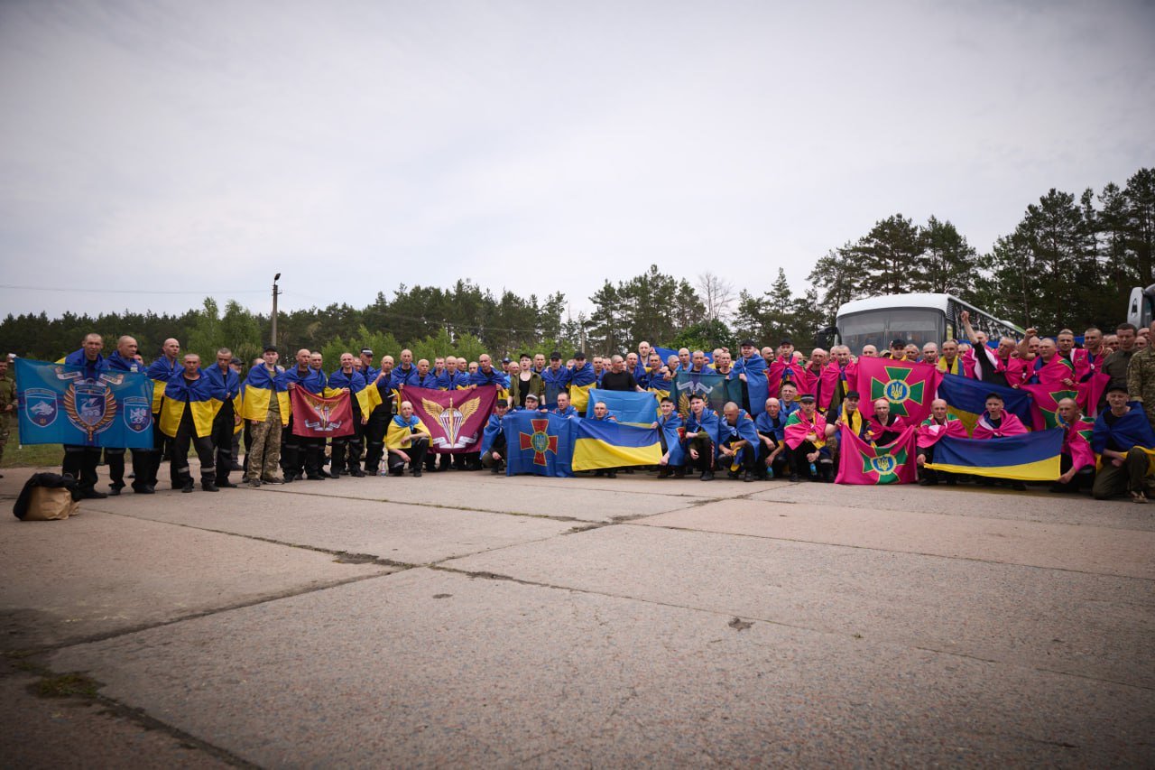 Ukraine repatriates 303 POWs from Russia
