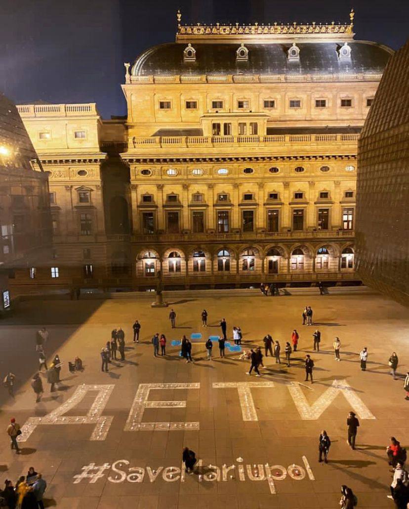Prague residents honor Mariupol theater victims