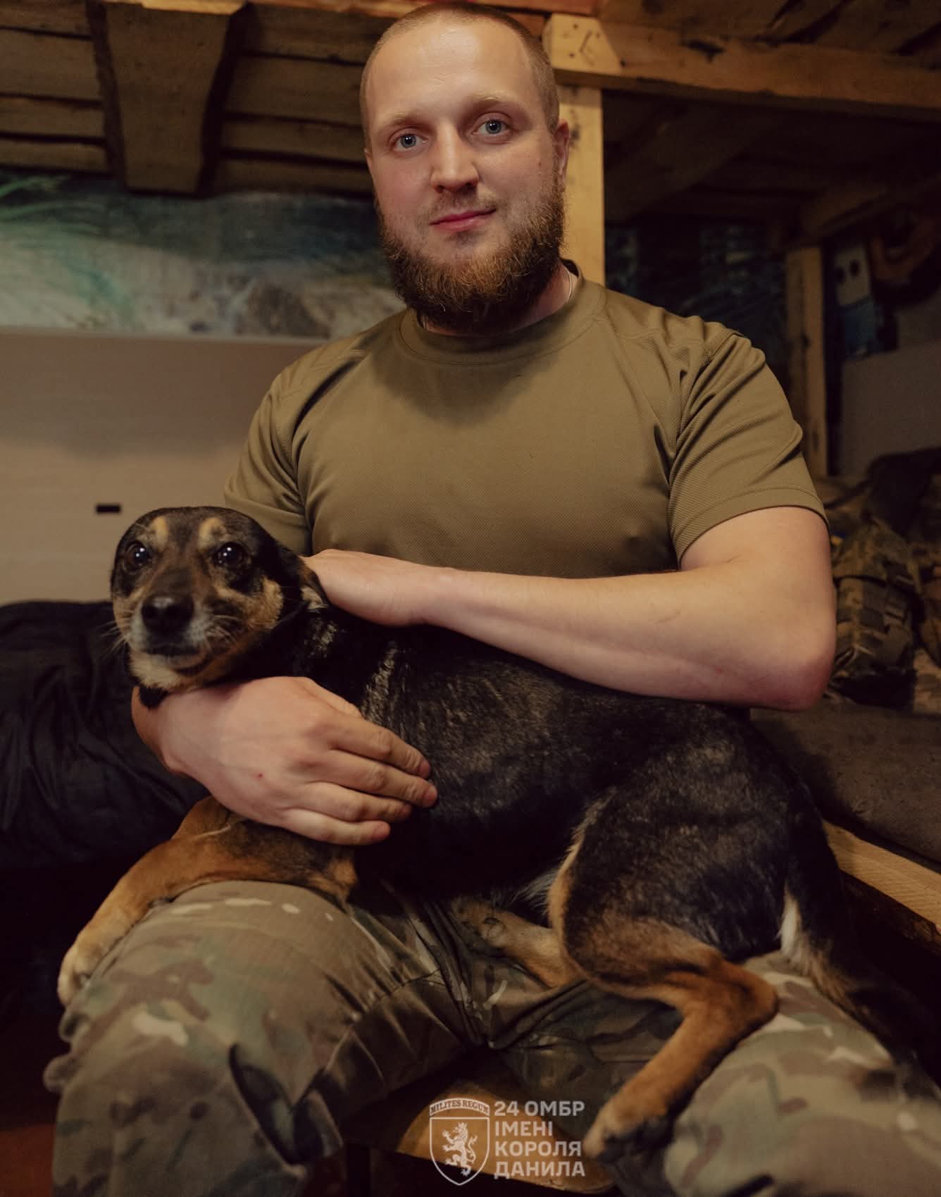 Daily life of warriors: weapon cleaning, breather, combat dog care