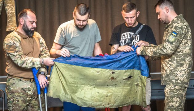 Ukrainian flag from Azovstal donated to war museum exhibition
