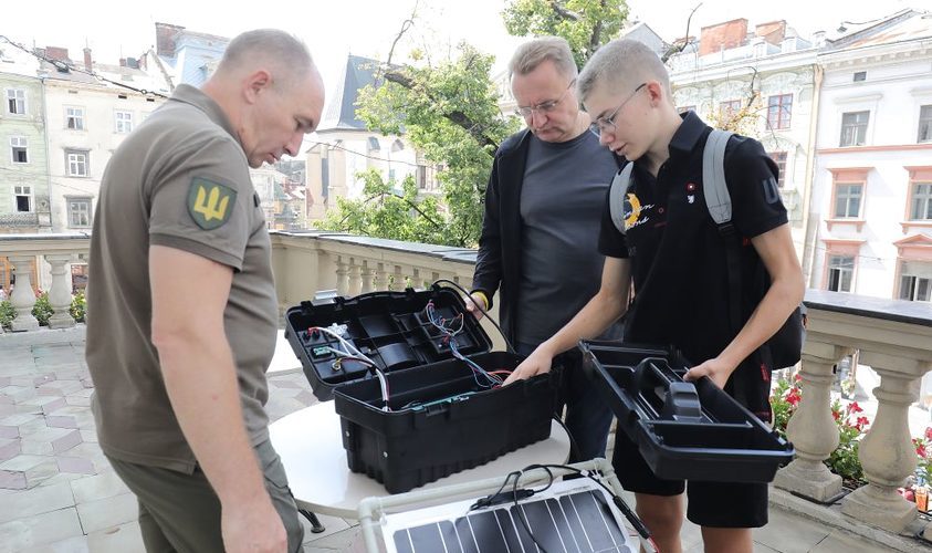 Ukrainian student builds military charging station