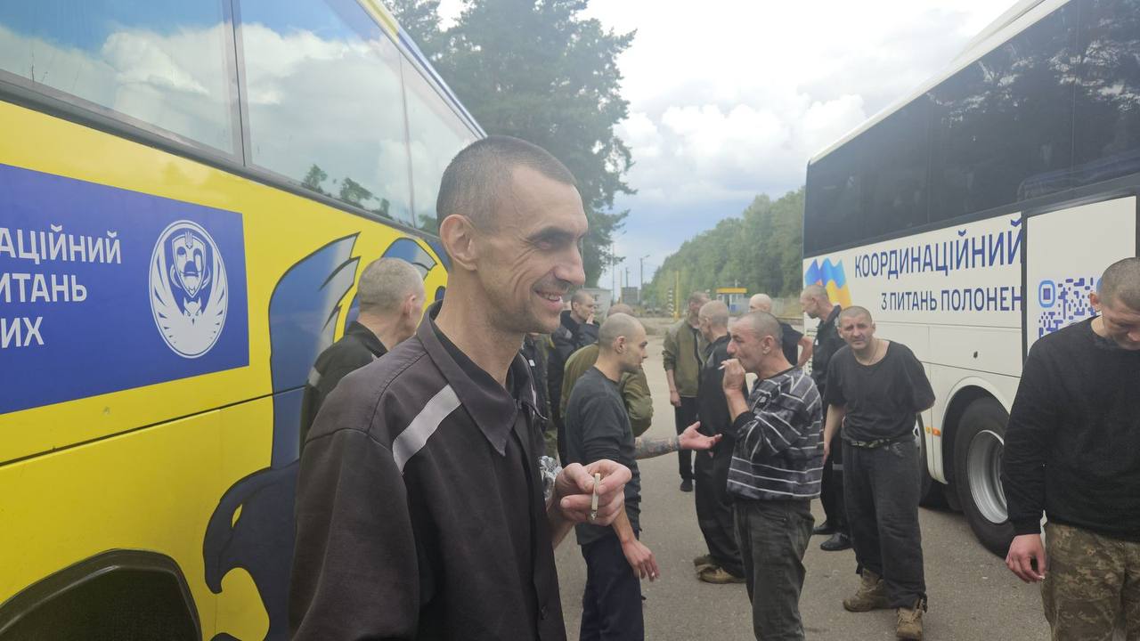 Ukraine frees journalists and officials from Russian captivity