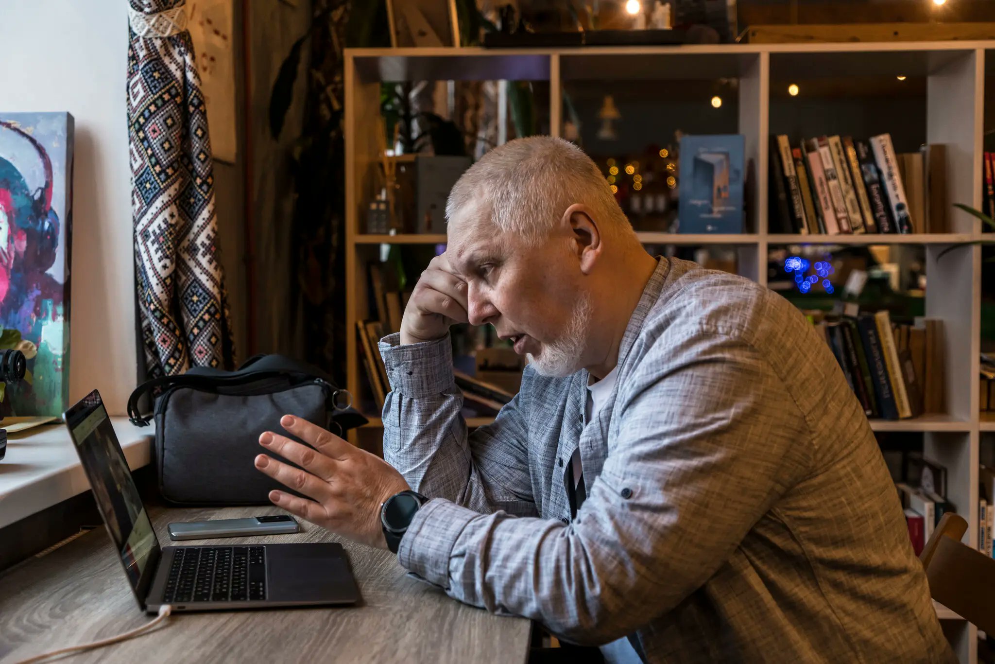 Retired Ukrainian teacher debates Russians online via Chatroulette