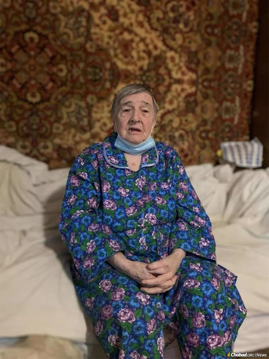 Holocaust survivor, 91, dies in Mariupol basement; daughter buried her