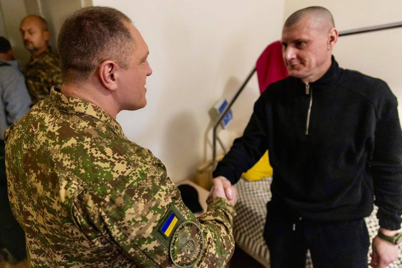 National Guard Commander visits released POWs undergoing treatment