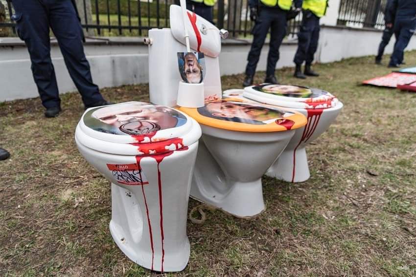 Russian soldiers shocked by flush toilets, steal them; Warsaw protest