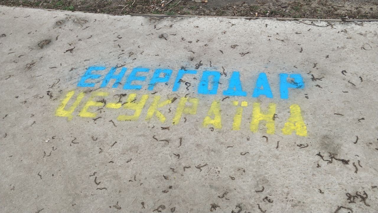 Graffiti ‘Enerhodar is Ukraine’ appears in occupied city after rally dispersal