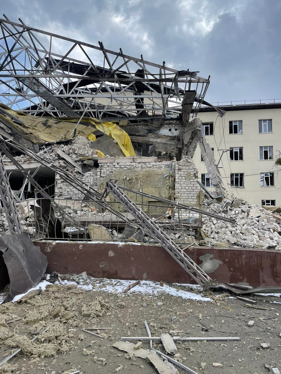 Russian troops destroy central hospital in Izyum, Kharkiv Oblast