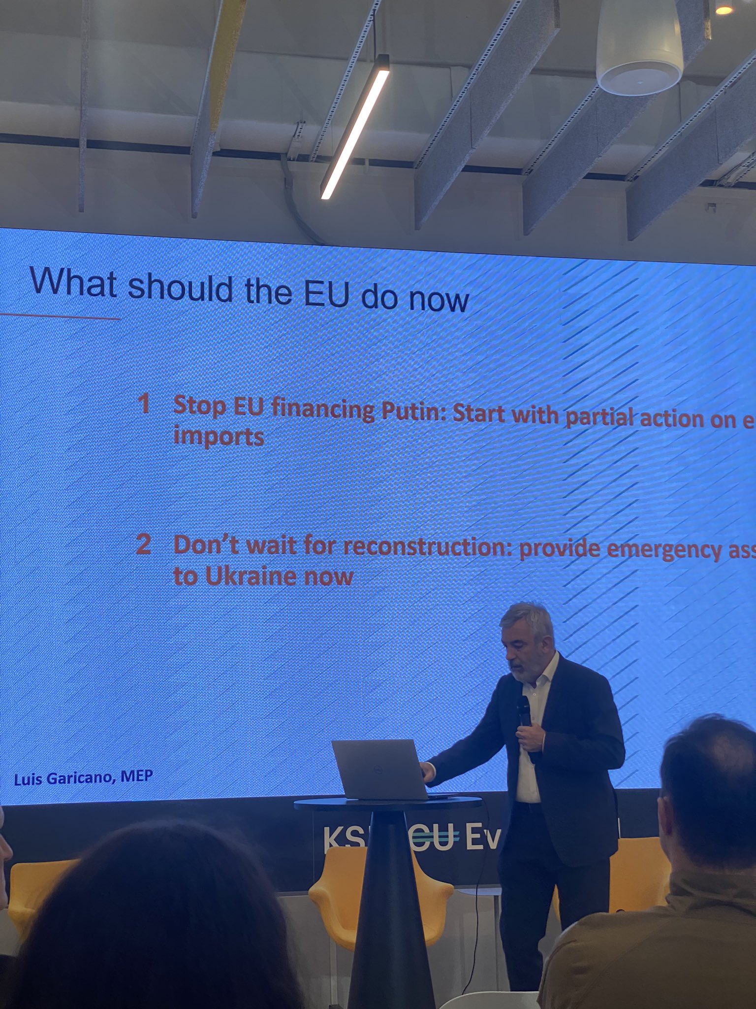 EU should stop financing Putin and start reconstruction now