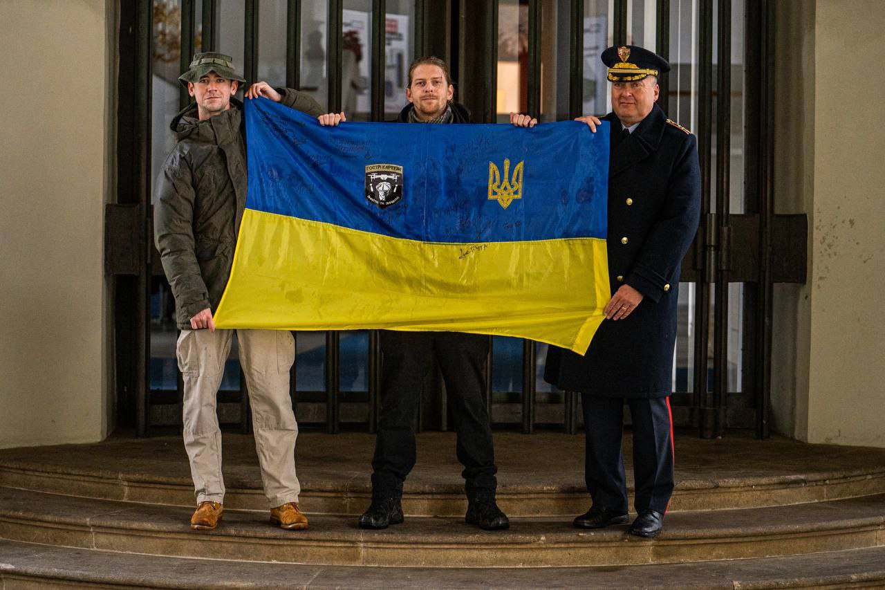 Ukrainian special forces unit presents flag to Czech Presidential office