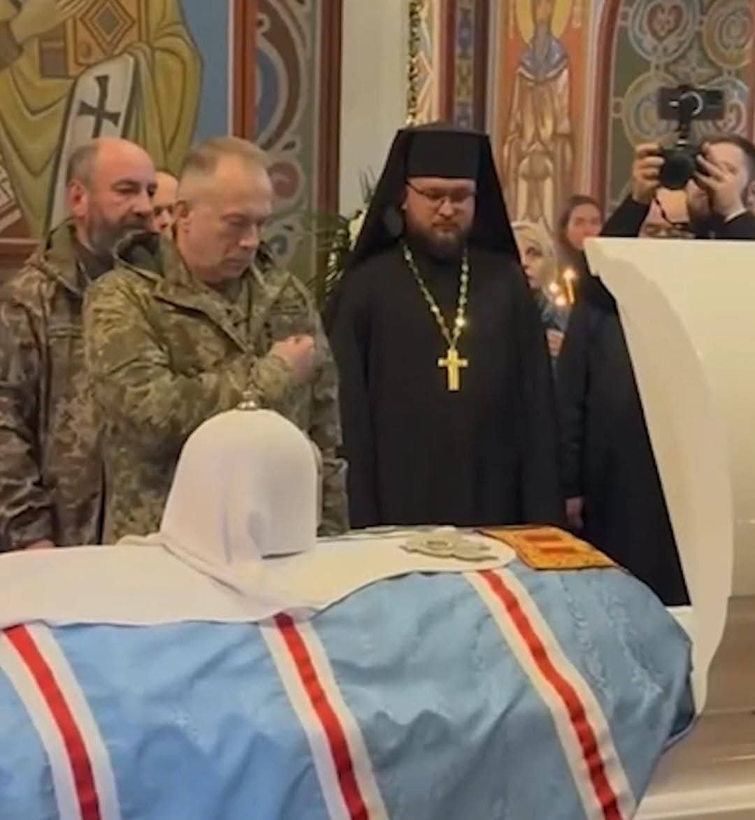 Commander-in-Chief Syrsky at farewell to Patriarch Filaret