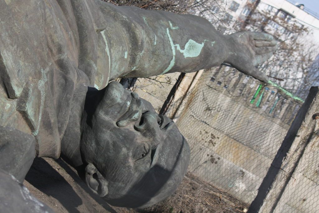 Zaporizhzhia auctions massive Lenin statue to fund Ukrainian army
