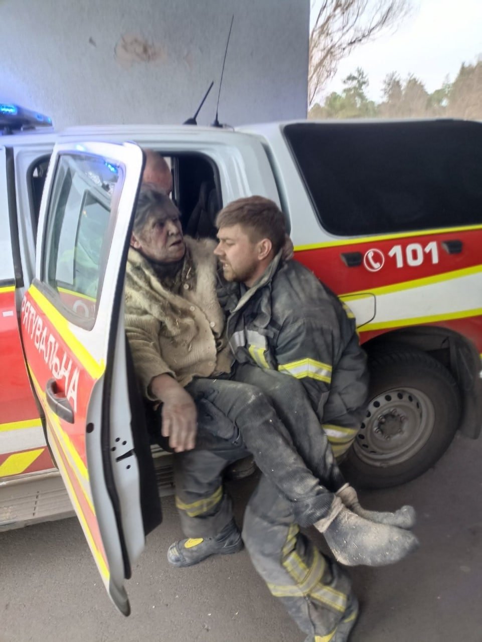 Rescuers freed woman buried under rubble in Rubizhne