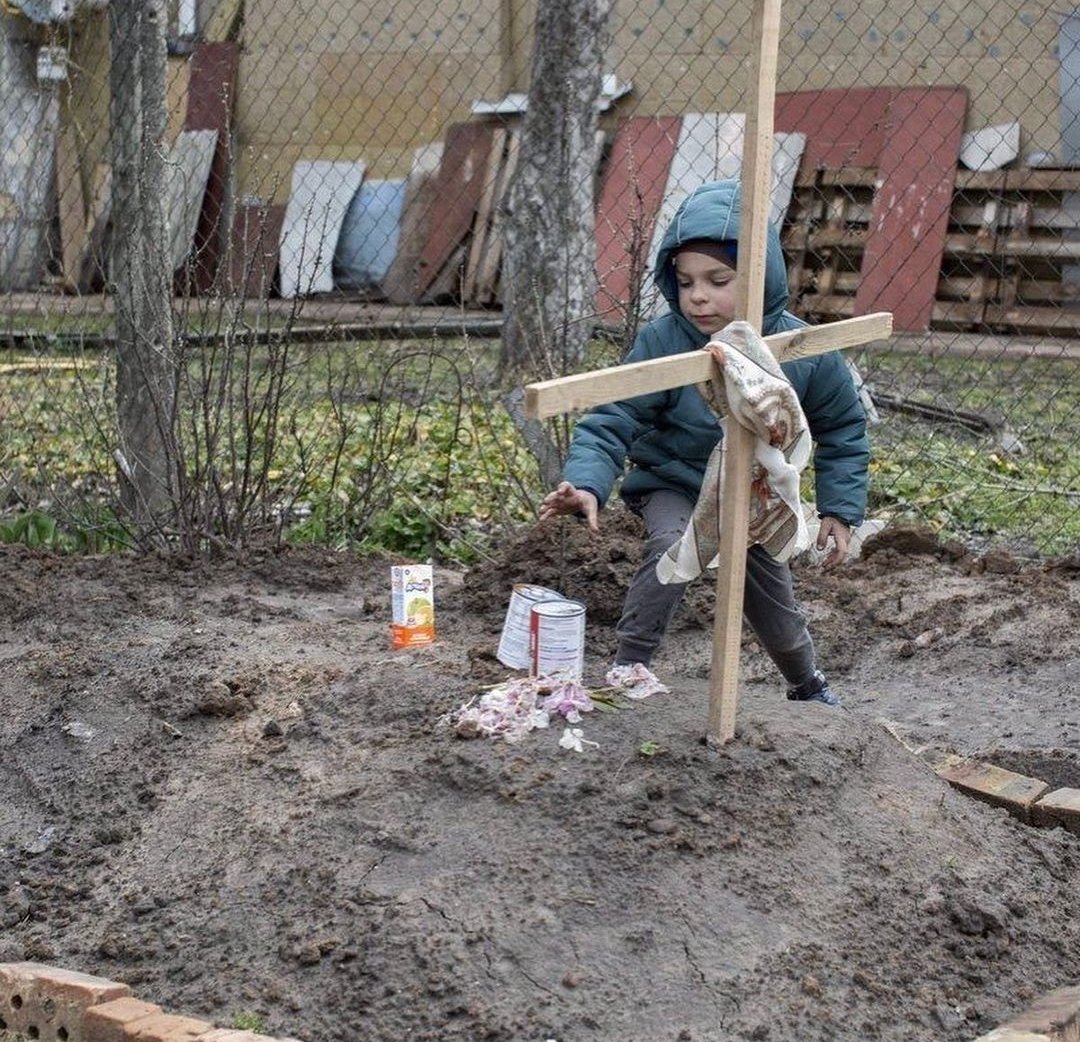 Boy leaves food on mother’s grave