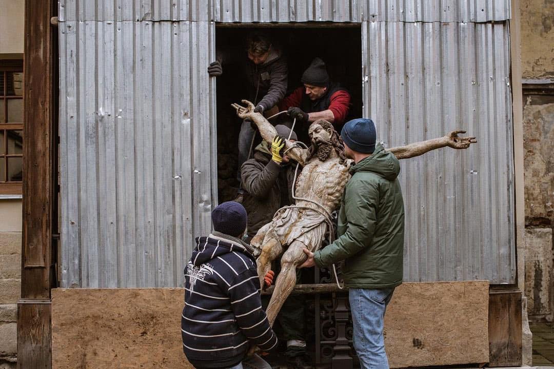 Symbolic story of hope and despair in war