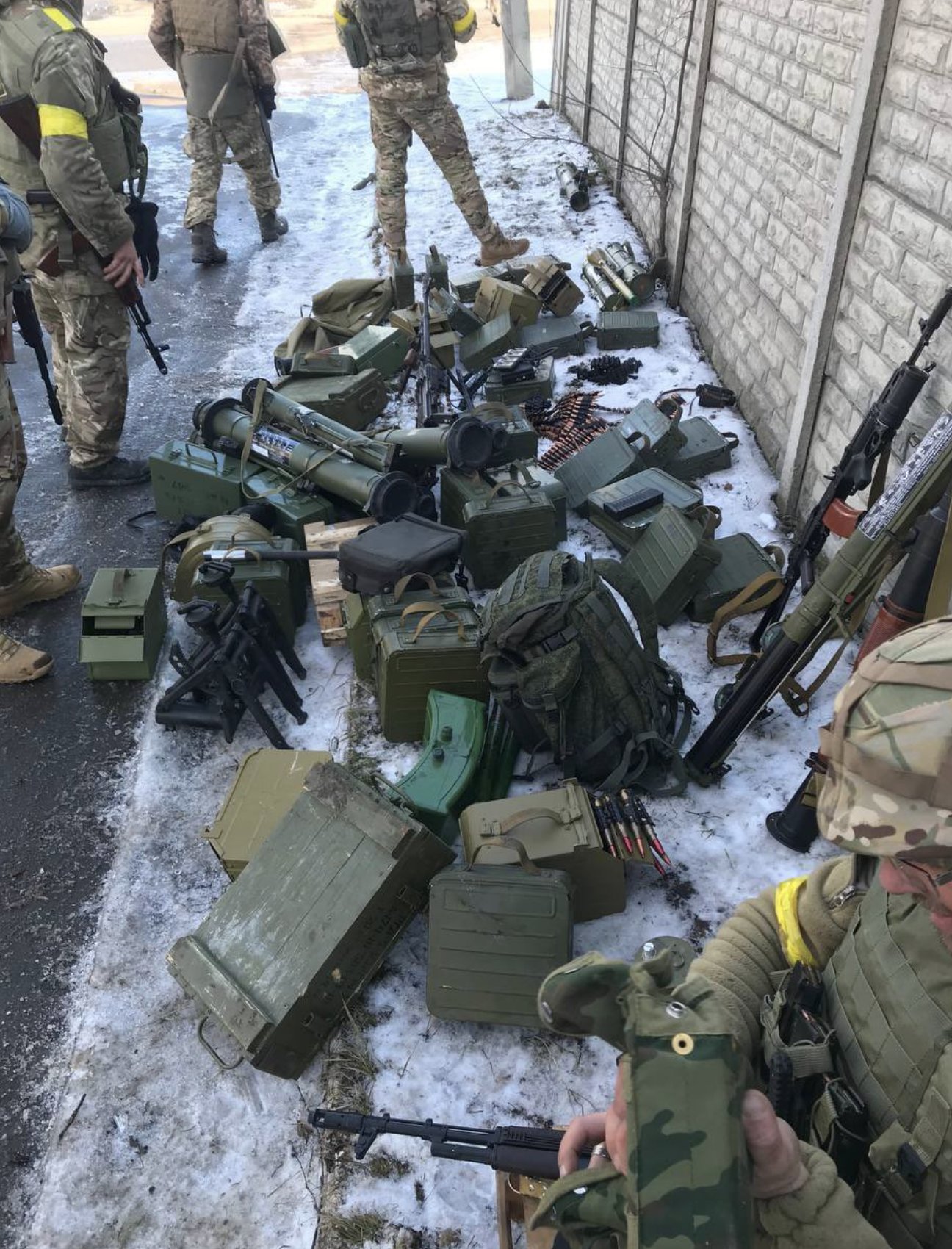 Ukrainians capture Russian RPGs, ammunition, grenades from column
