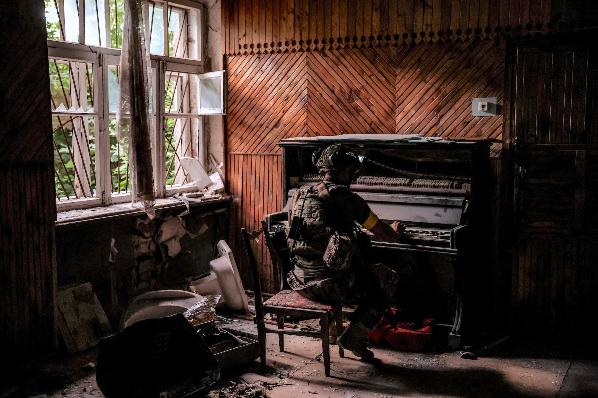 Ukrainian soldier plays piano in ruined Chasiv Yar building, recognized by The Atlantic.