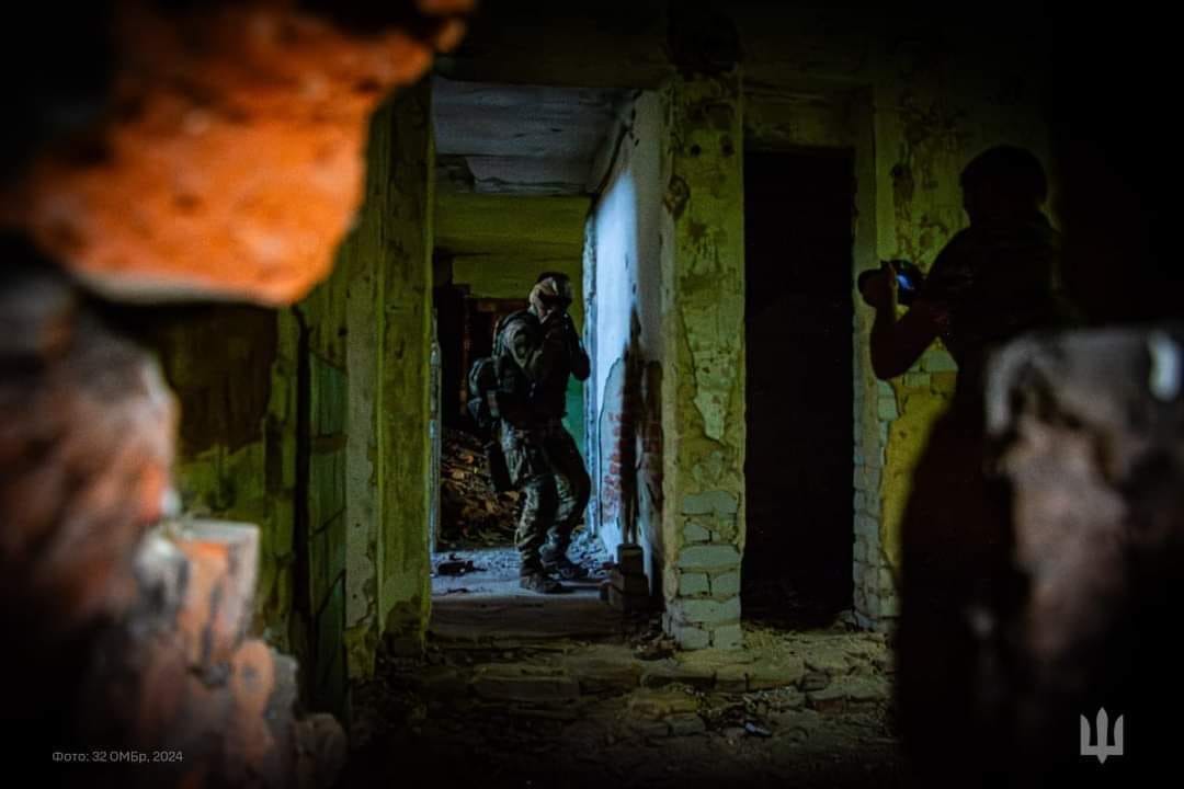 Experienced instructors of the 32nd Mechanized Brigade share planning of seizing objects