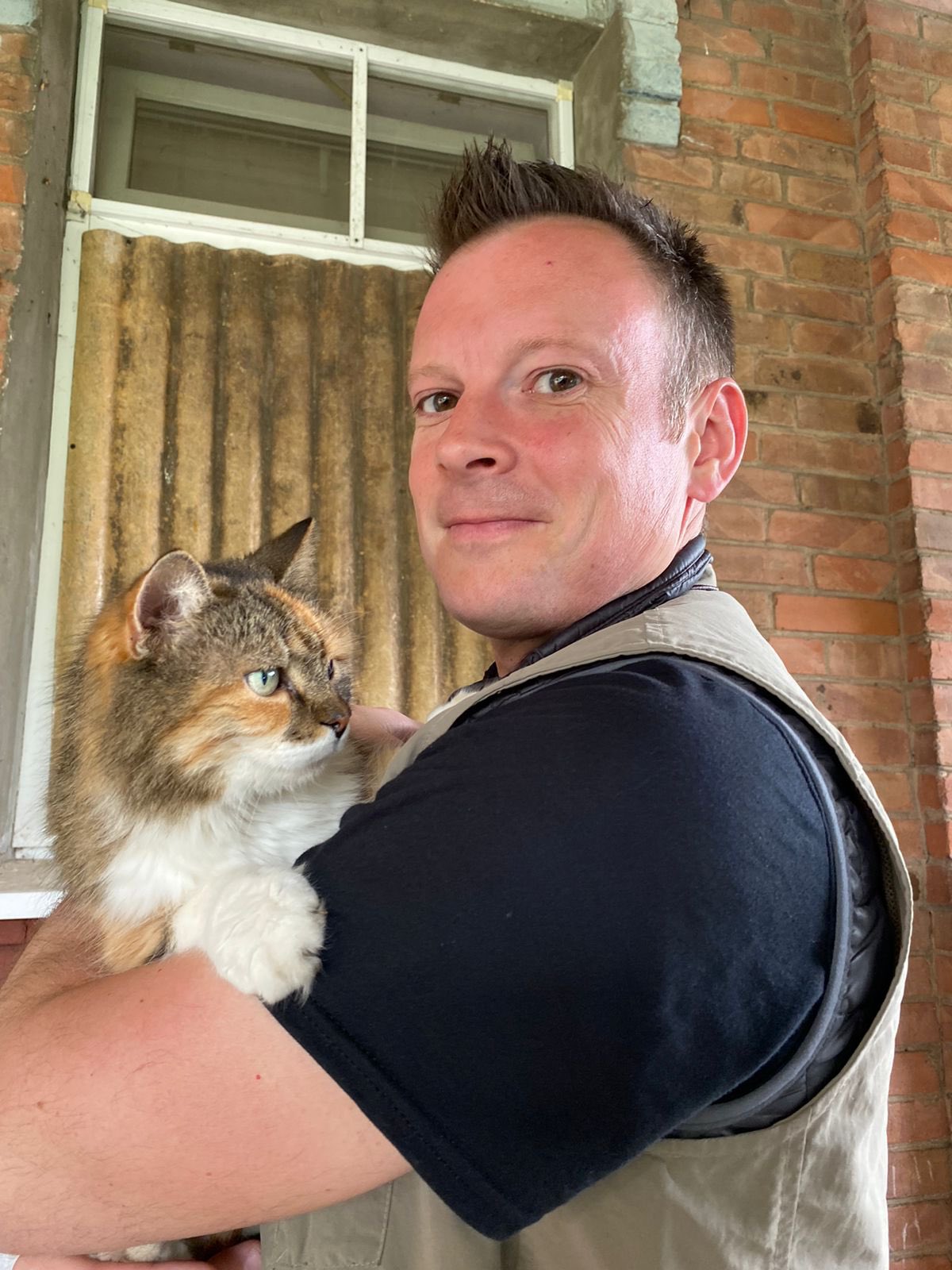 WCK delivers food and pet supplies near battle smoke, meets 16-year-old cat