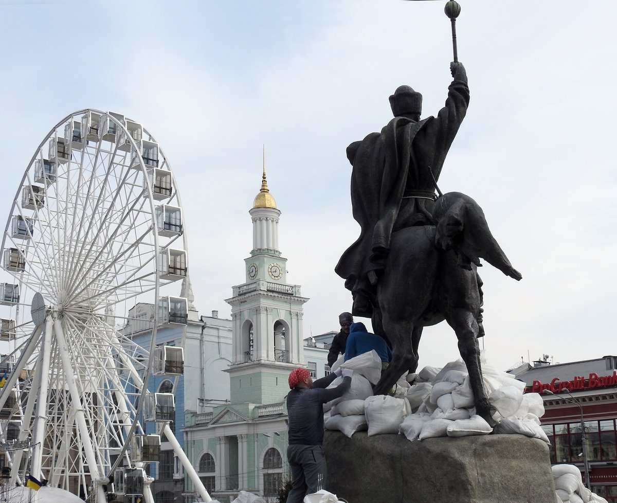 Kyivans shield monuments to Hetmans and Prince Volodymyr from shelling