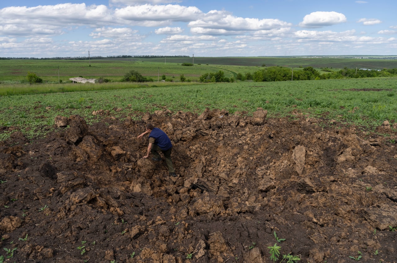 Farmer escapes crater from Russian missile in Kharkiv