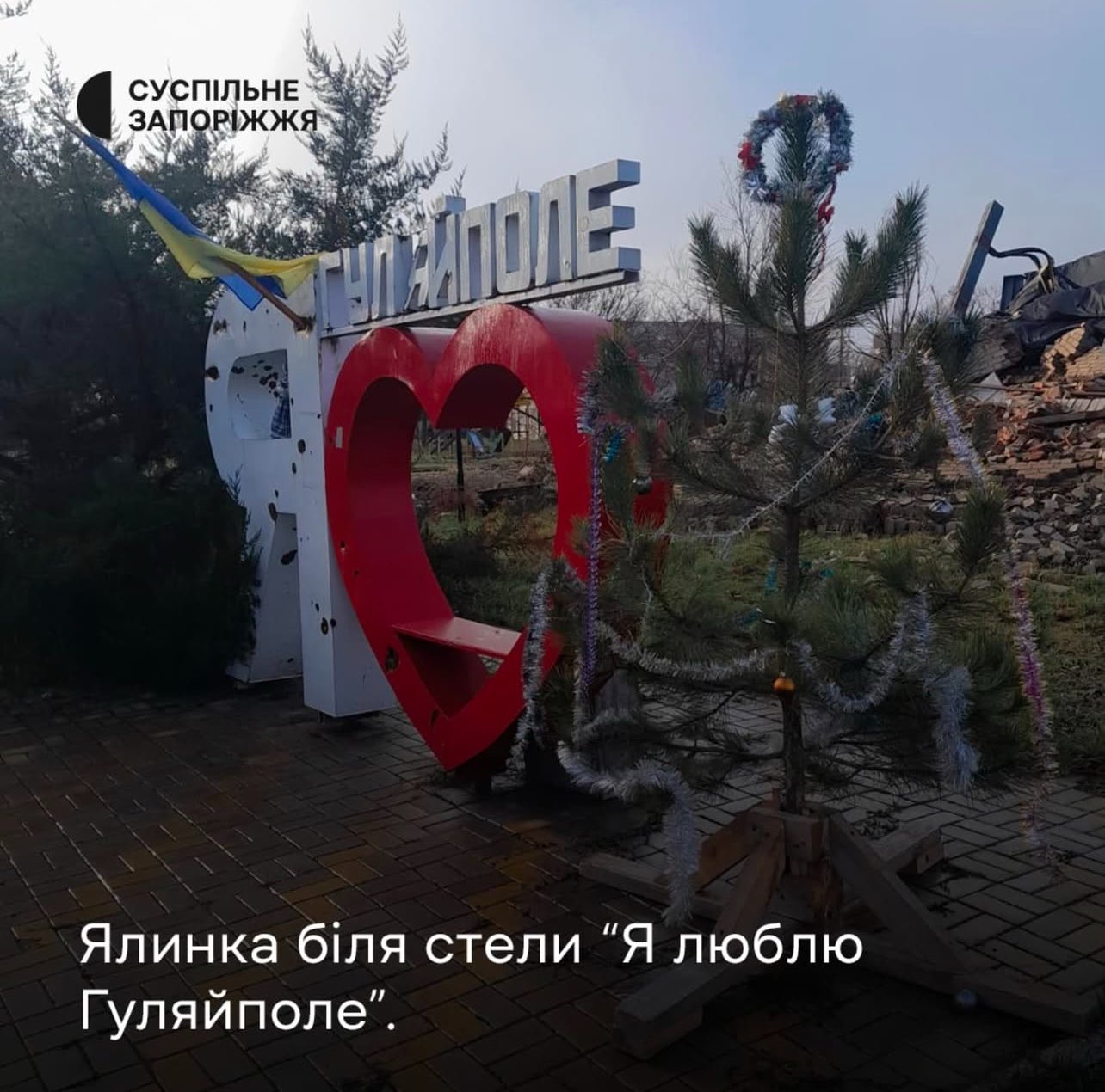 Huliaipole: Defiant New Year Tree Stands Amidst Russian Bombardment and Rubble